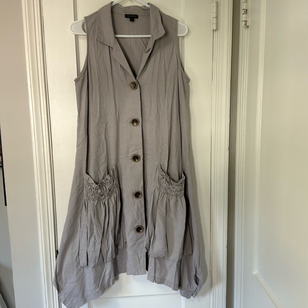 Super cute grey linen dress!